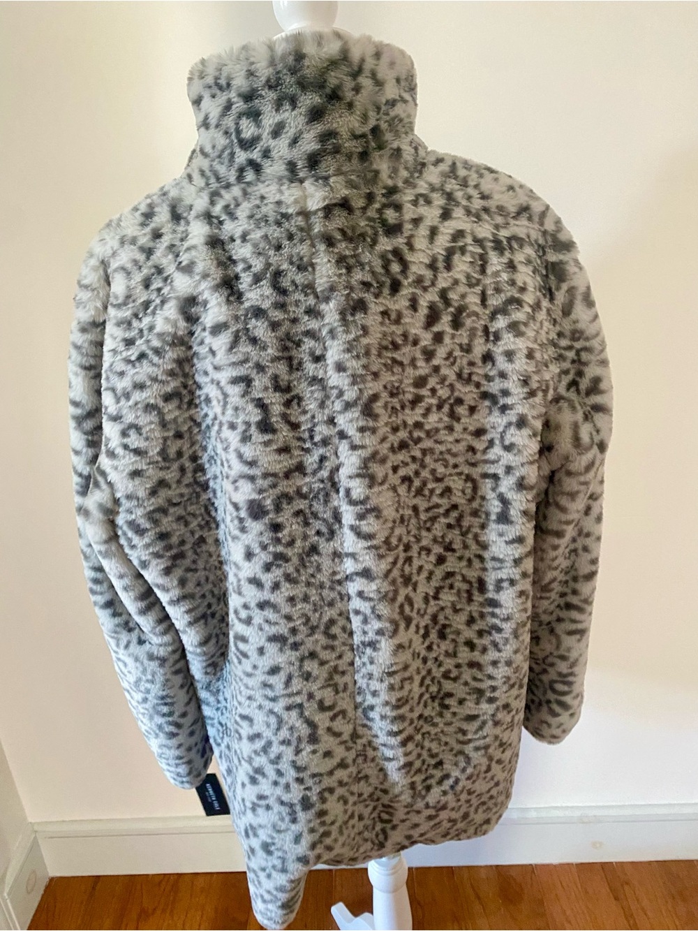 Kenneth Cole NWT Snow Leopard Faux Fur Coat Gray XL - Picture 5 of 16